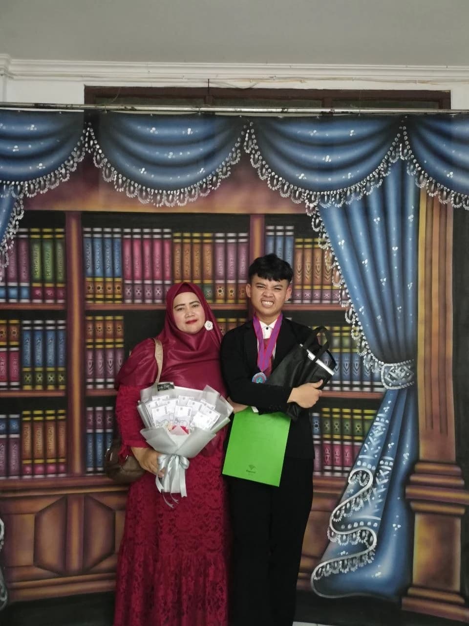 Foto wisuda Muhamad Refaldo bersama mamah